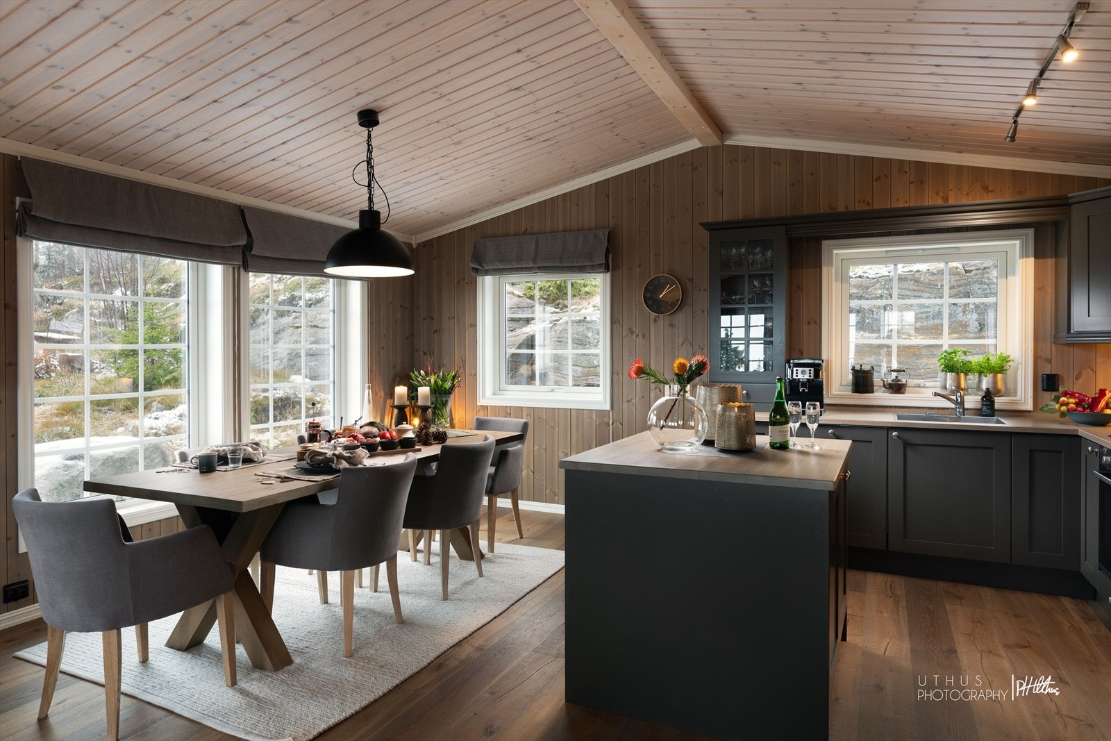 Sosialt kjøkken med kjøkkenøy og stort spisebord som gir god plass til hele familien. Galleribilde