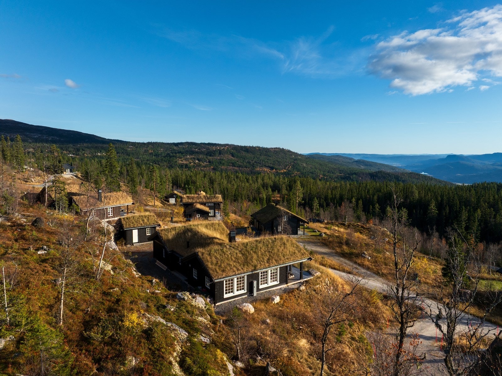 Med bil eller sykkel kommer du deg enkelt til Bøseter og Norefjell Ski & Spa på under 30 minutter. Galleribilde