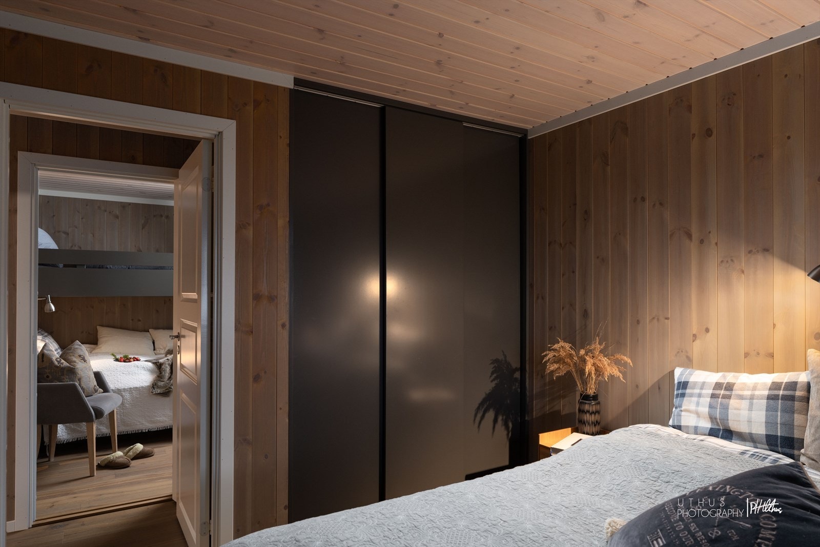 Hovedsoverommet er romslig med plass til dobbelseng, og har et praktisk skap med skyvedører som sørger for ryddig og god oppbevaring. Galleribilde