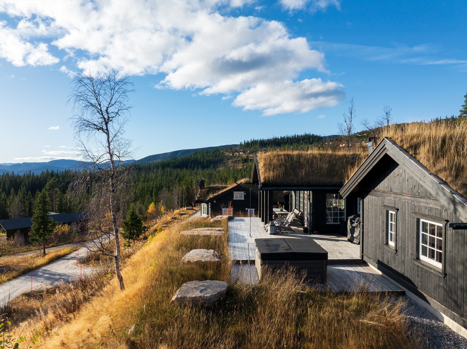 Hytta har en nydelig beliggenhet på Norefjells solside, nærmere bestemt på Tempelseter i Eggedal kommune, kun drøye 2 timer fra Oslo. Galleribilde