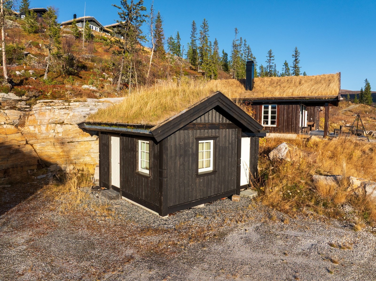 Koselig anneks på tomten som gir ekstra lagringsplass og praktiske muligheter. Galleribilde