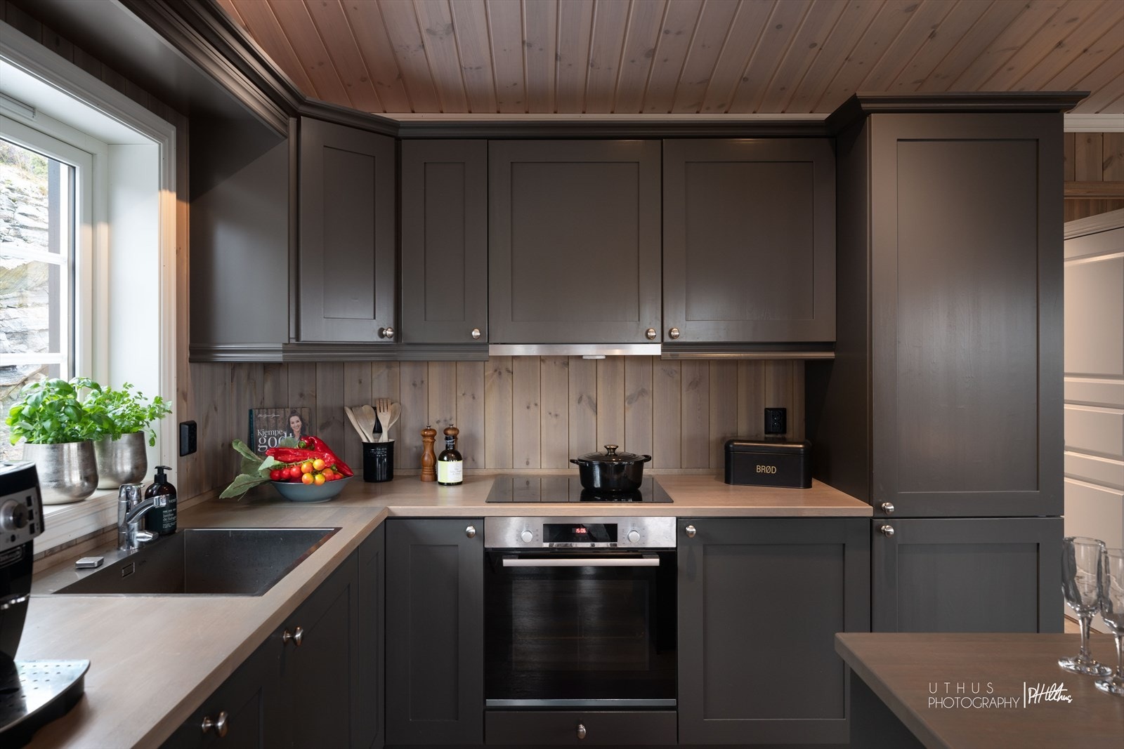 Integrerte hvitevarer som stekeovn, oppvaskmaskin og kjøl og fryseskap. Her får du en funksjonell løsning som passer både til hverdag og helg. Galleribilde