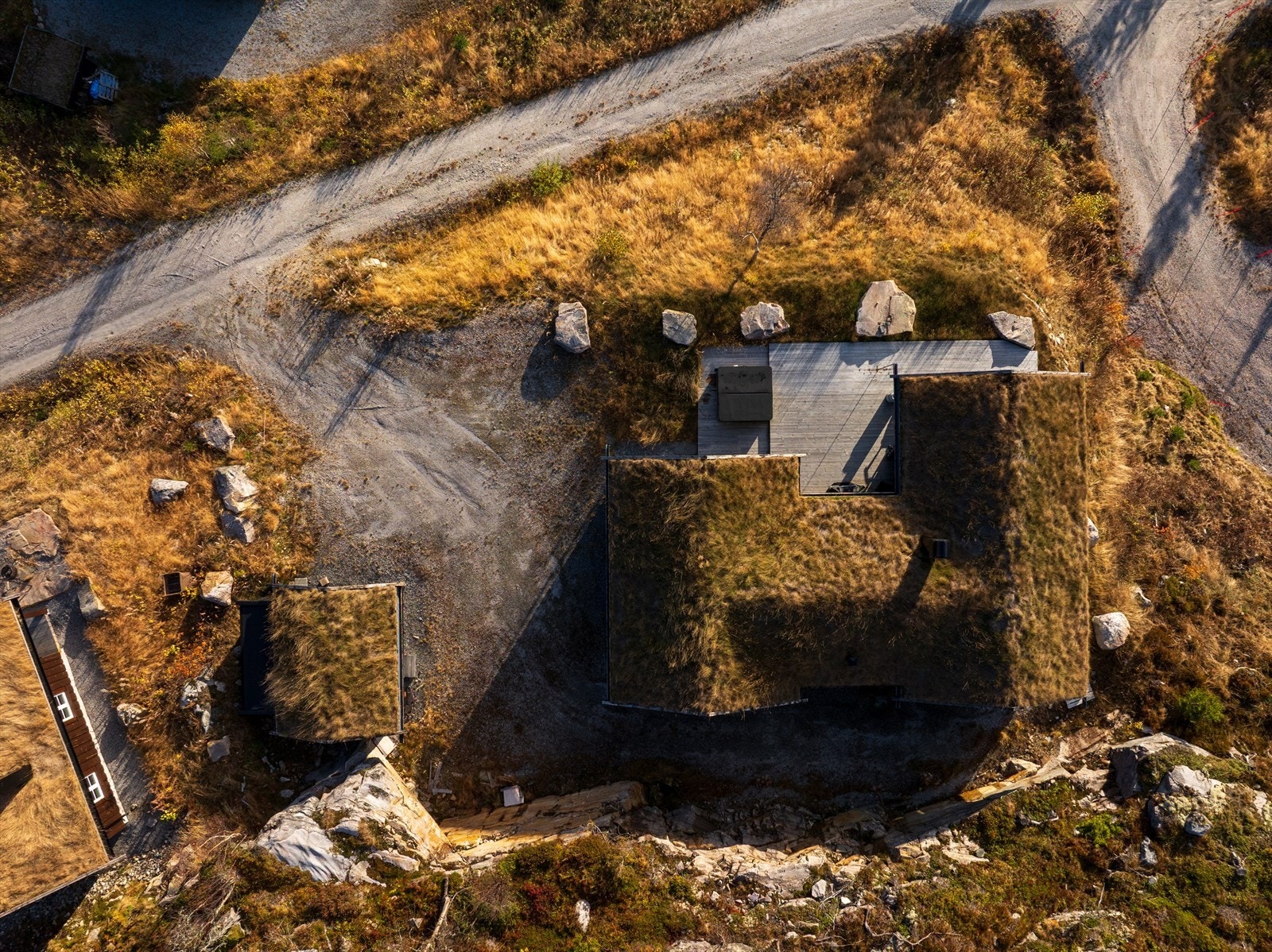 Boligen medfølger biloppstillingsplass med plass til flere biler. Det er montert elbillading fra Easee på parkering. Galleribilde
