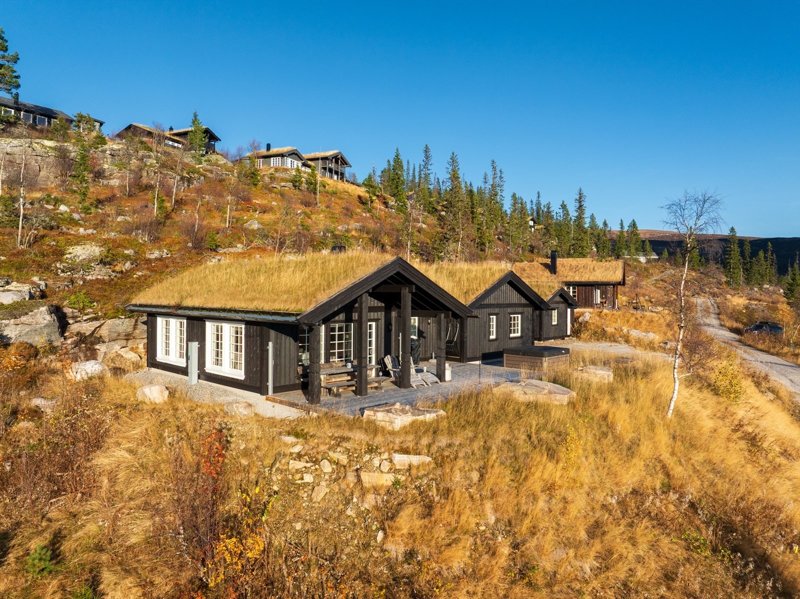 På sommerhalvåret byr naturen på flotte turmuligheter, bærplukking og fisking i krystallklare fjellvann. Galleribilde