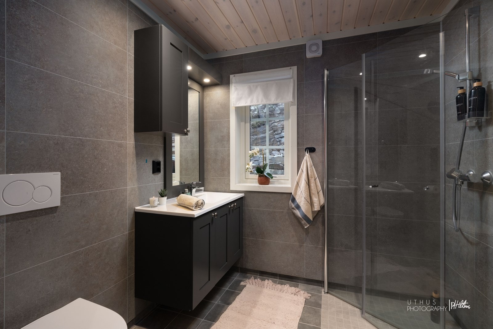 Det andre badet er romslig og praktisk innredet med dusjhjørne. Varmtvannstanken er på ca. 200 liter. Galleribilde