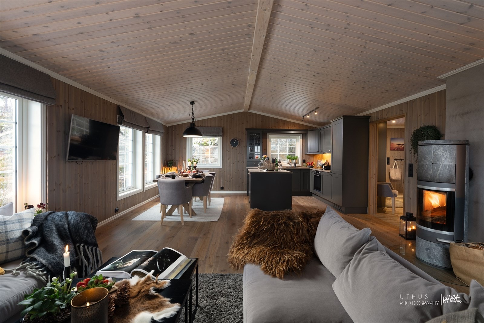 Stuen har 1 stavs parkett og trepanel i taket. Galleribilde