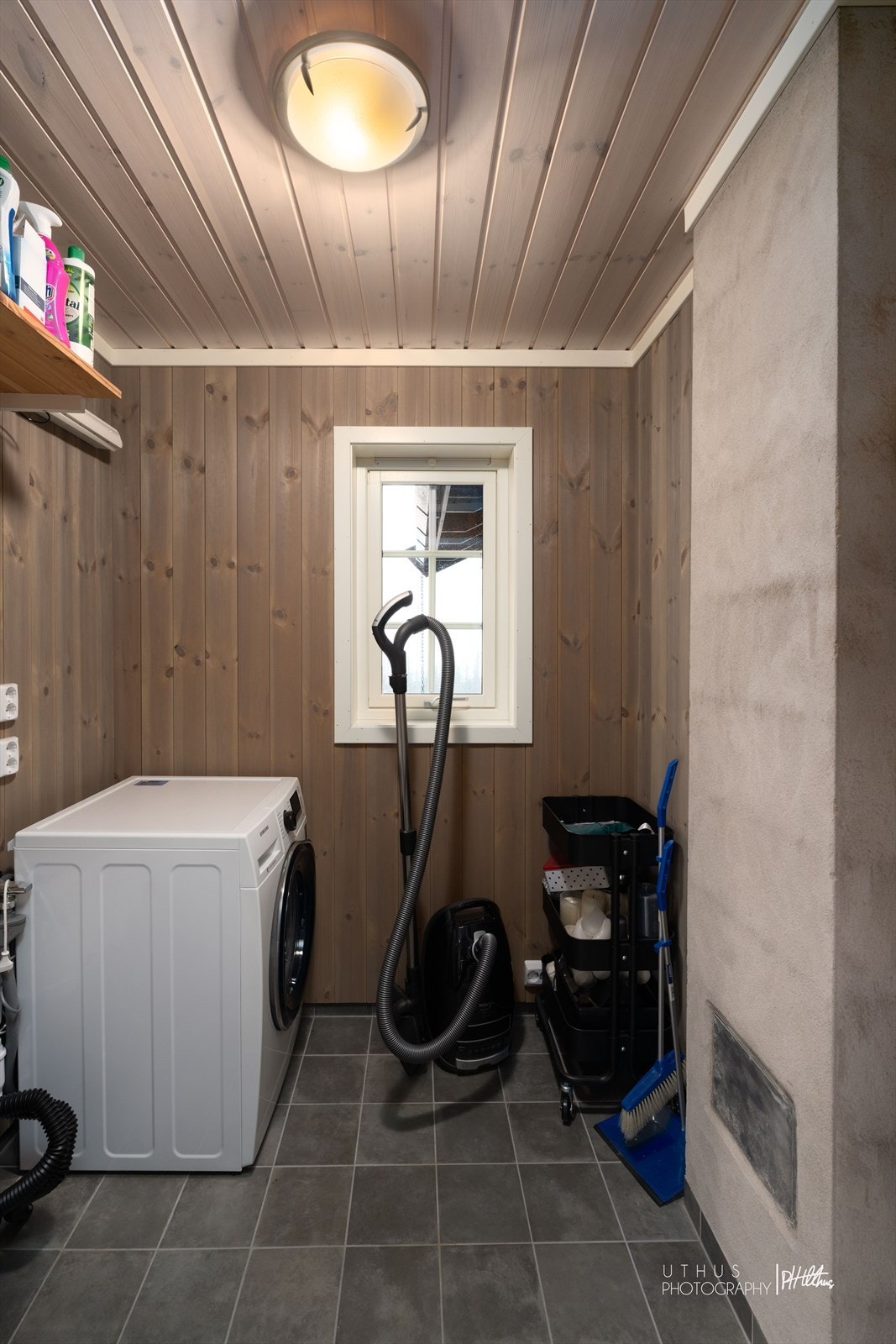 Vaskerom med opplegg for vaskemaskin, varmtvannstank og et praktisk rom som gir god plass til oppbevaring. Galleribilde