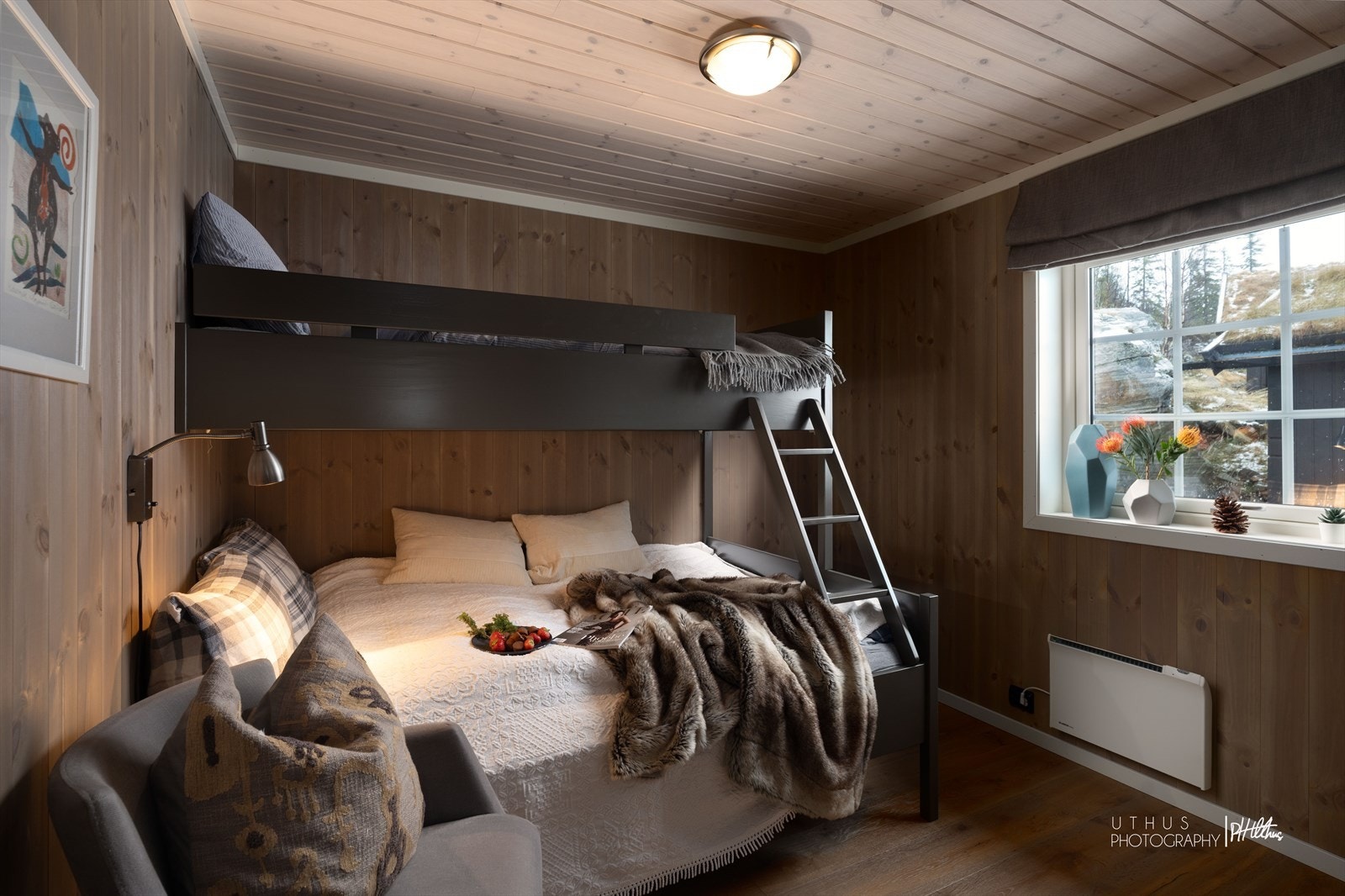 Soverom 2 er av god størrelse og innredet med køyeseng, med dobbel under og enkel over, perfekt for både store og små. Galleribilde