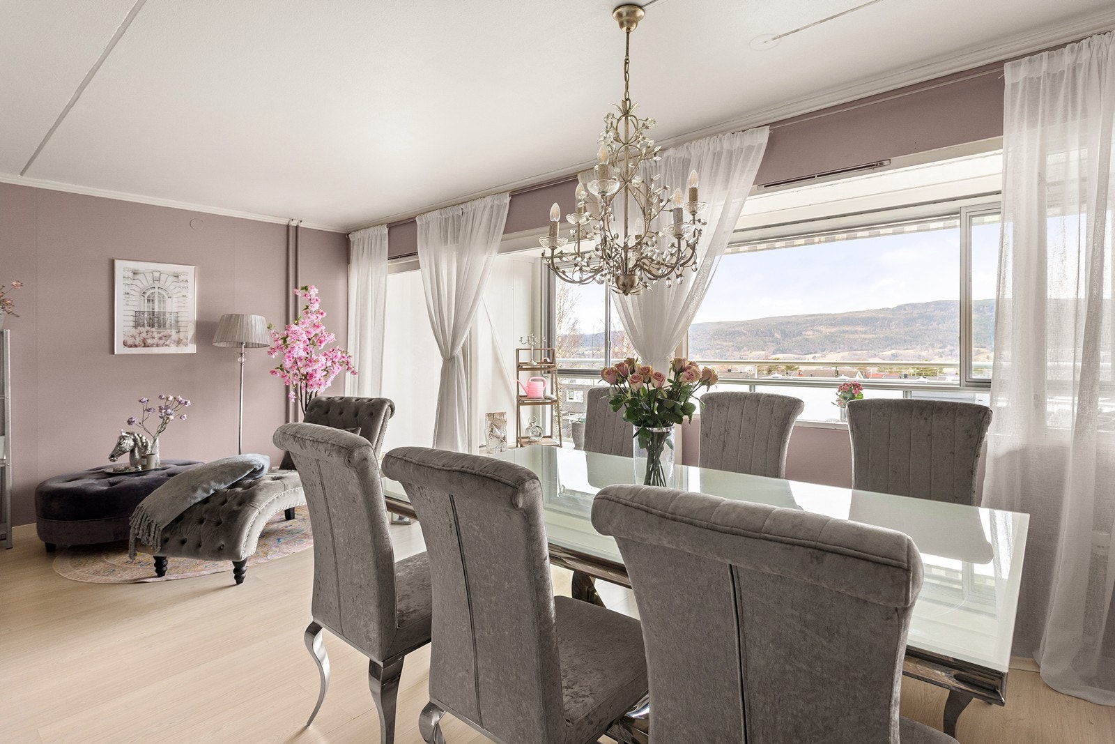 Rikelig med lysinnslipp fra de store vinduene. Galleribilde