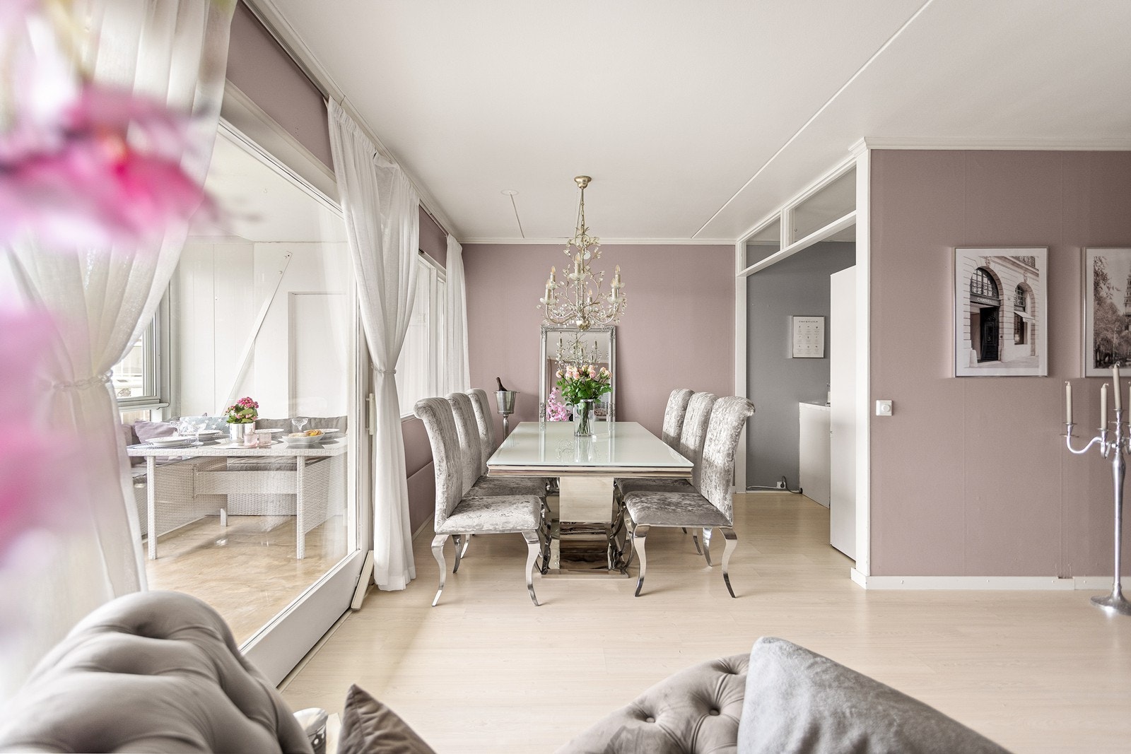 Veggen mellom kjøkken og stue kan man fjerne slik at man får en åpen løsning hvis ønskelig. Galleribilde