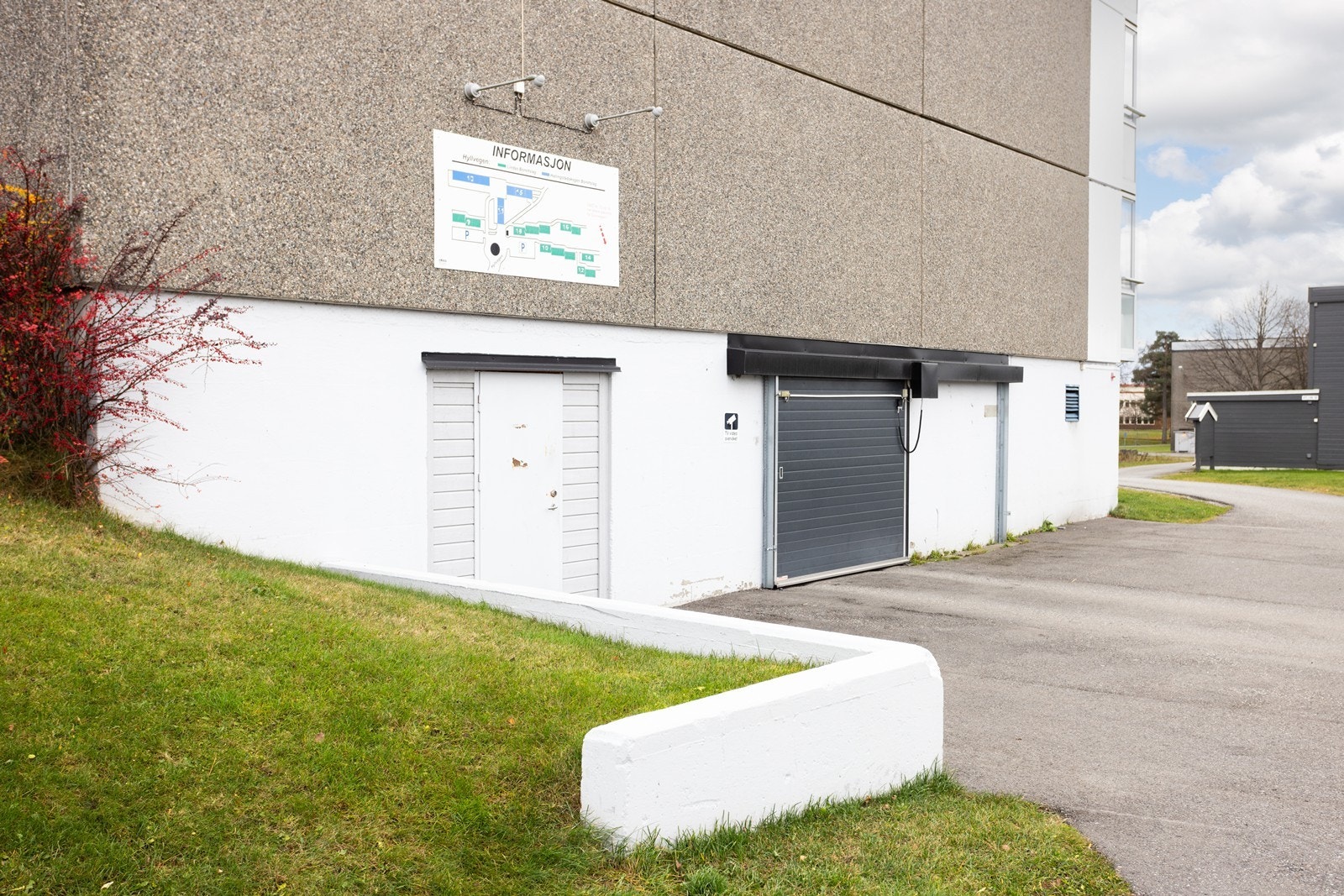 Garasjeanlegg med mulighet for å leie plass, det er også utendørs parkeringsplasser og gjesteparkering. Galleribilde