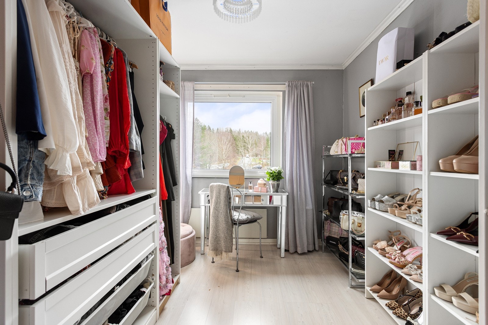 Soverom 2: Brukes i dag som walk in garderobe. Skapinnredningen medfølger. Galleribilde