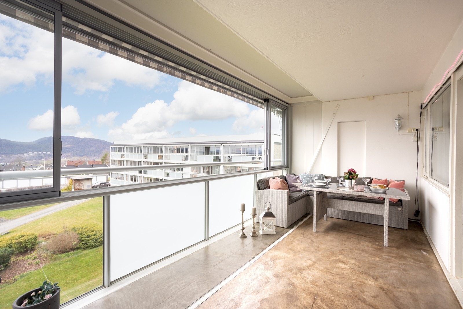 Innglasset balkong på 15 kvm, solen har du fra ca kl 14 til sent på kveld. Galleribilde