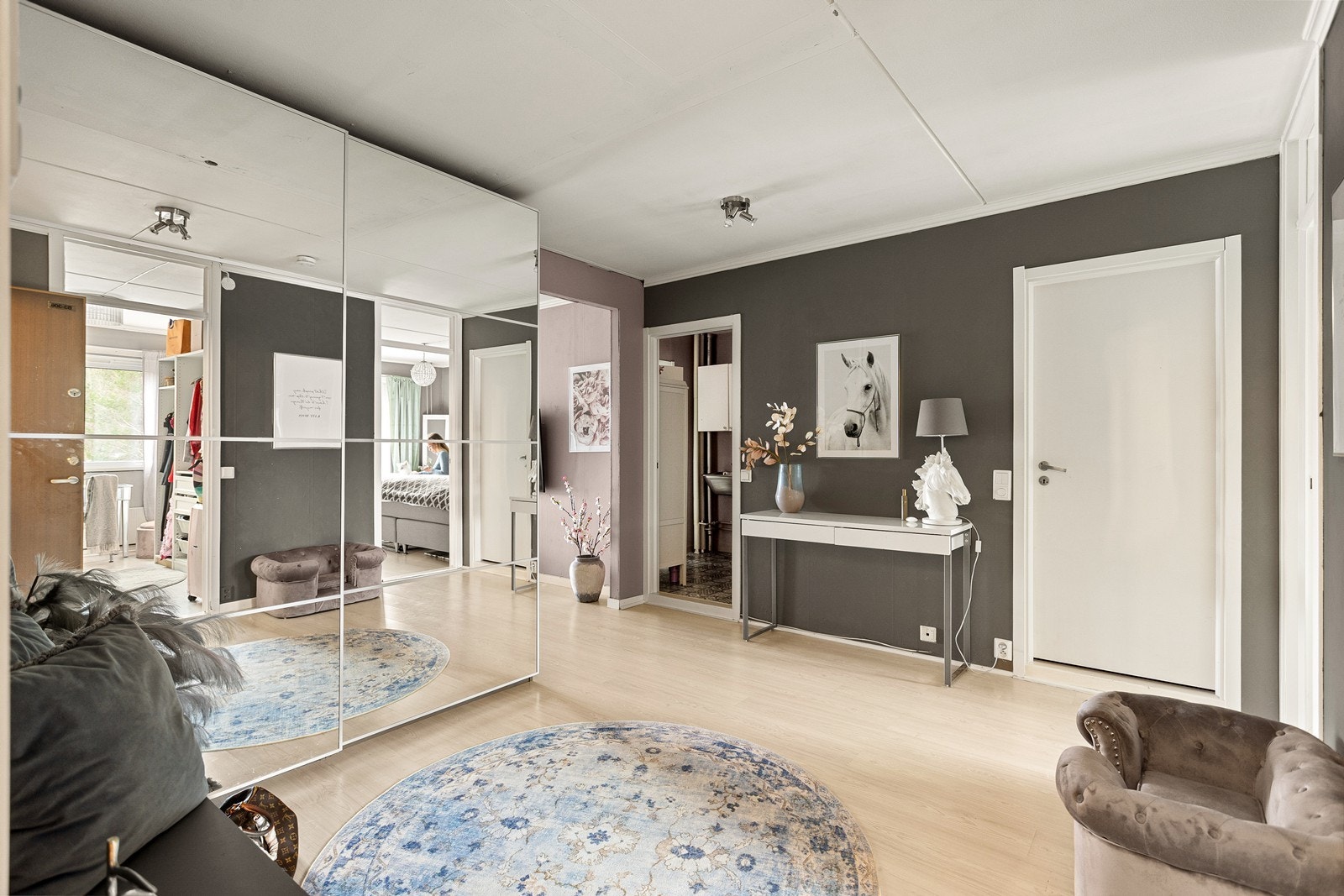 Rikelig med oppbevaring i store garderobeskap med speildører. Galleribilde