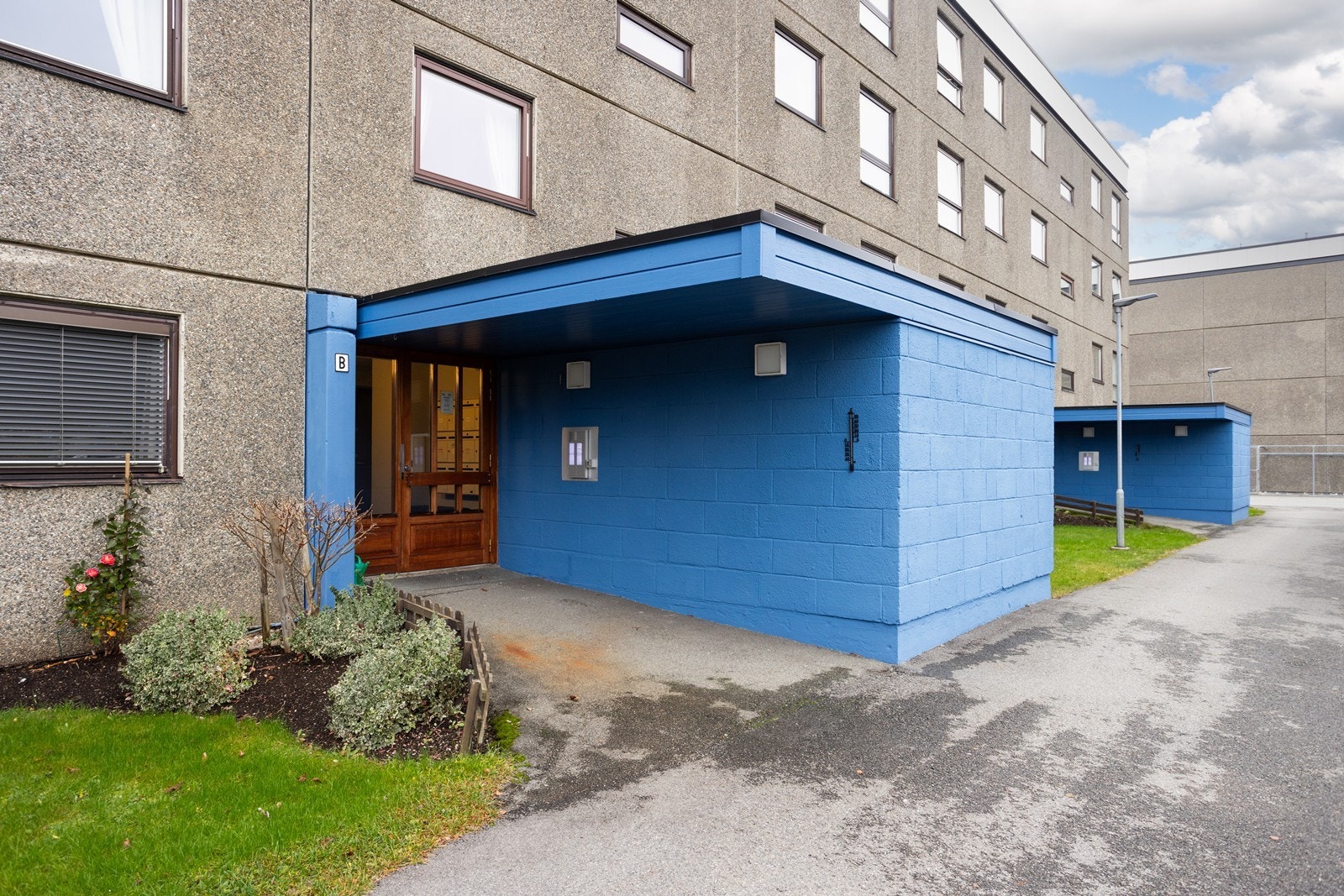 Hyggelig inngangsparti malt i 2025. Bodene ligger rett ved inngangen. Galleribilde