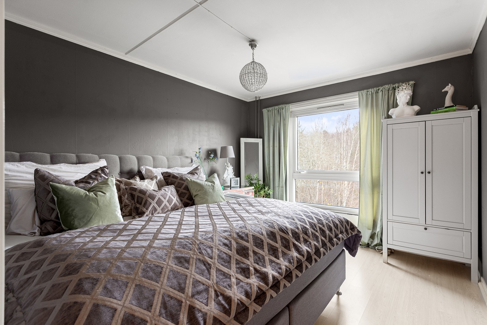 Soverom 1: Stort soverom med god plass, sengen er 210x210, her er det med andre ord god plass! Stort vindu med utsikt mot grønne omgivelser. Galleribilde