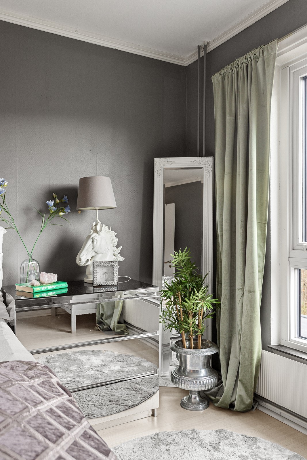 Man får god plass til garderobeskap og dobbelt sett med nattbord ved å innrede på alternativ måte. Galleribilde