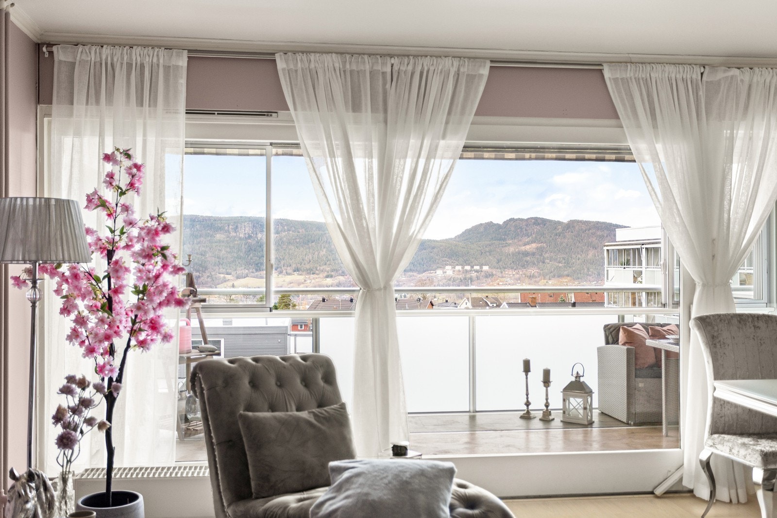 Utgang til balkong, store skyvedører i glass gir rikelig med lys inn i boligen. Galleribilde