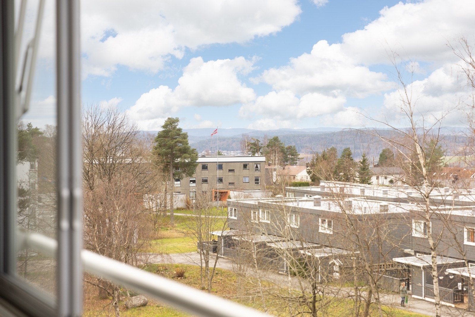 Flott utsikt mot Lierdalen, godt med ettermiddag- og kveldssol. Galleribilde