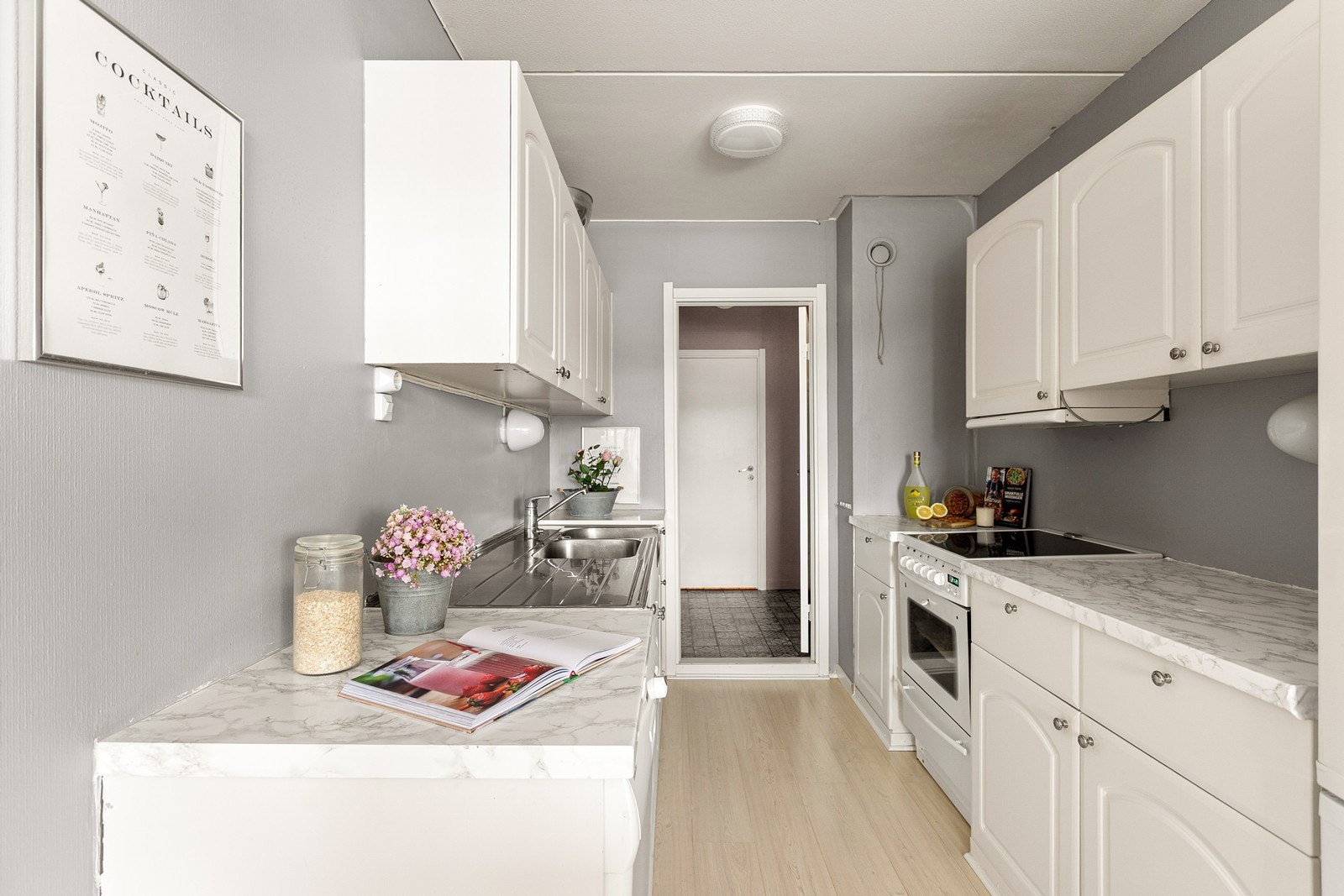 Alle hvitevarer medfølger salget, tilgang til vaskerom fra både kjøkken og gang/hall. Galleribilde