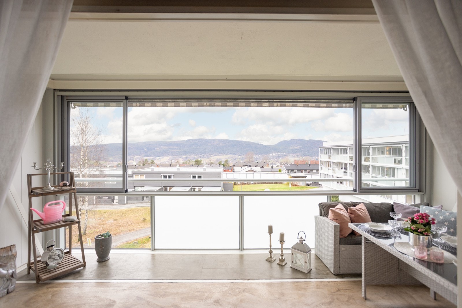 Vinduene på balkongen kan skyves til side for optimale solforhold, og på vinteren isolerer de for kulde. Galleribilde