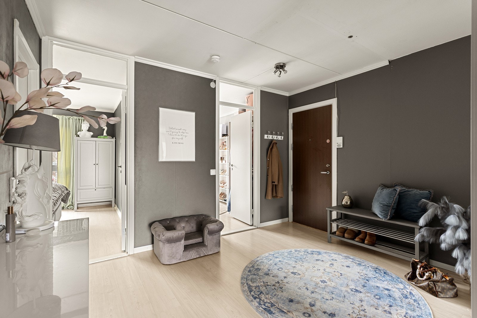 Praktisk entré med god plass, her ser man inn mot soverom 1 og 2. Ytterdøren er fra 2024. Galleribilde