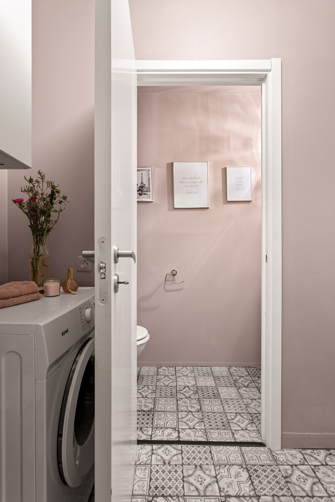 Toalettrom i tilknytning til vaskerom, adkomst fra gangen. Galleribilde