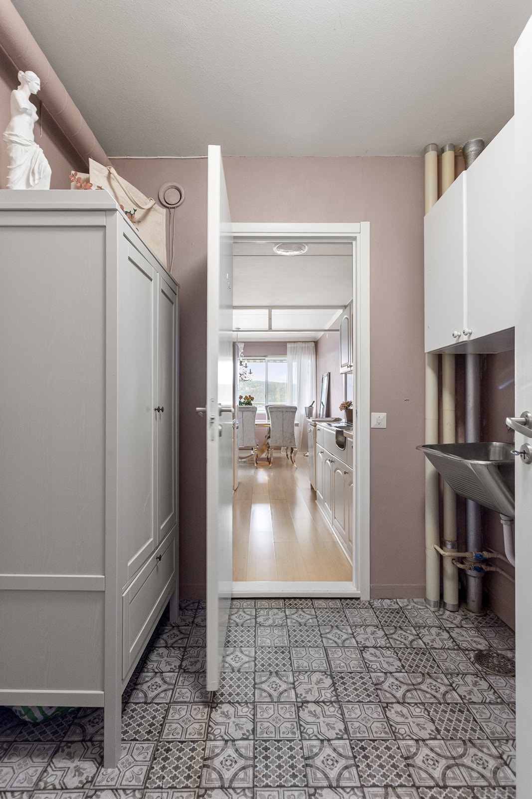 Praktisk vaskerom med god plass til oppbevaring. Galleribilde