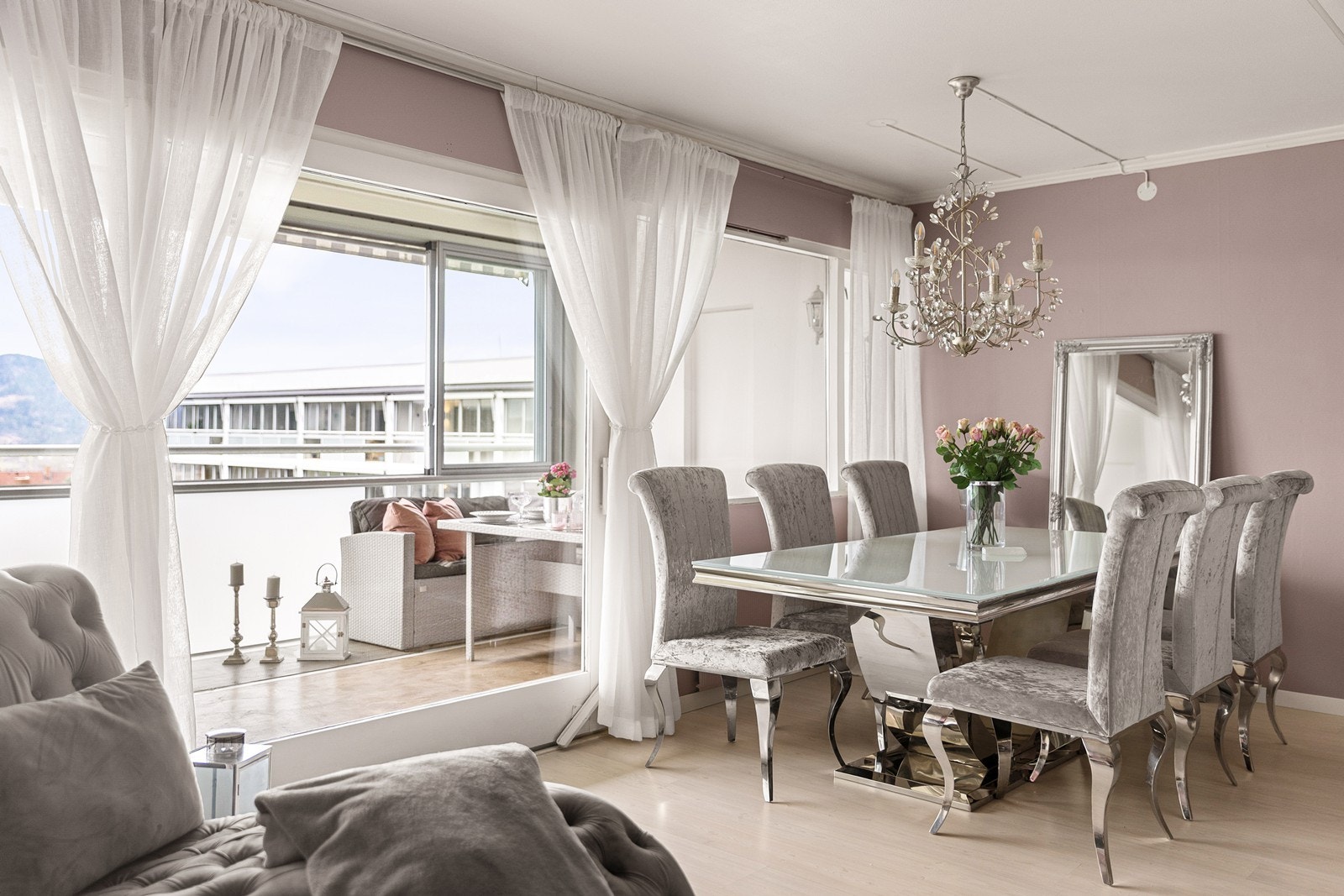 God plass til stor spisestue, møblene på bildene er av stor størrelse, så her får du fint plass til 8-10 personer. Galleribilde