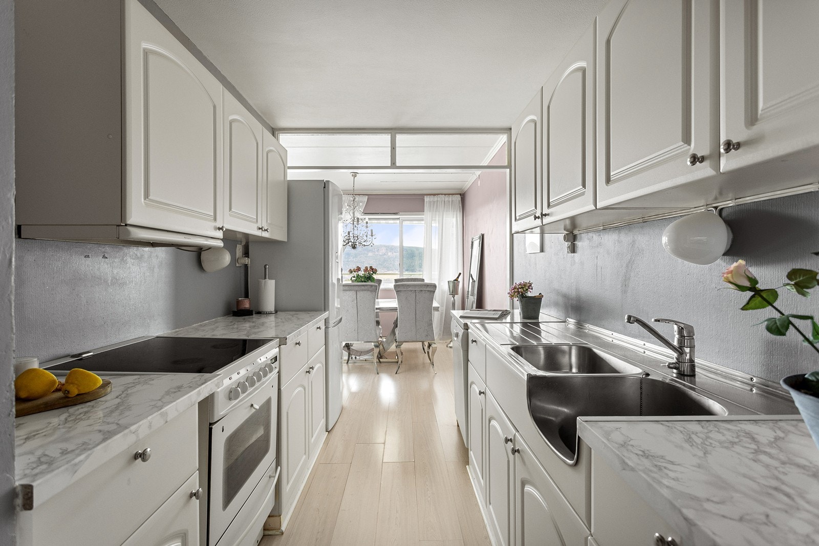 Kjøkkenet er delvis separert fra spisestuen, rikelig med benkeplass og skapplass. Galleribilde