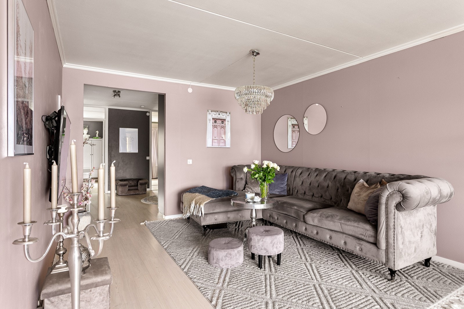 Størrelsen på rommet gir mulighet for store møbler i stuen. Galleribilde