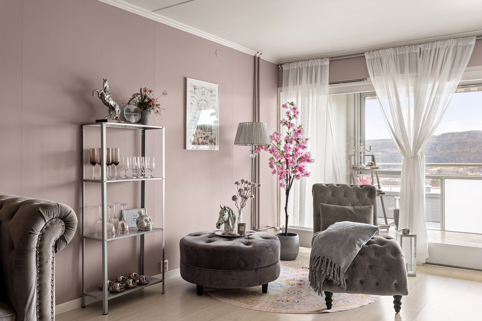 Det er installert lyssystem hvor du kan styre lyset i både gang, bad, stue og spisestue via app. Galleribilde