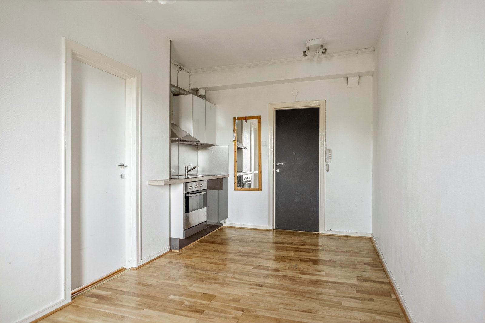 Kjøkkeninnredning med integrert platetopp og stekeovn Galleribilde