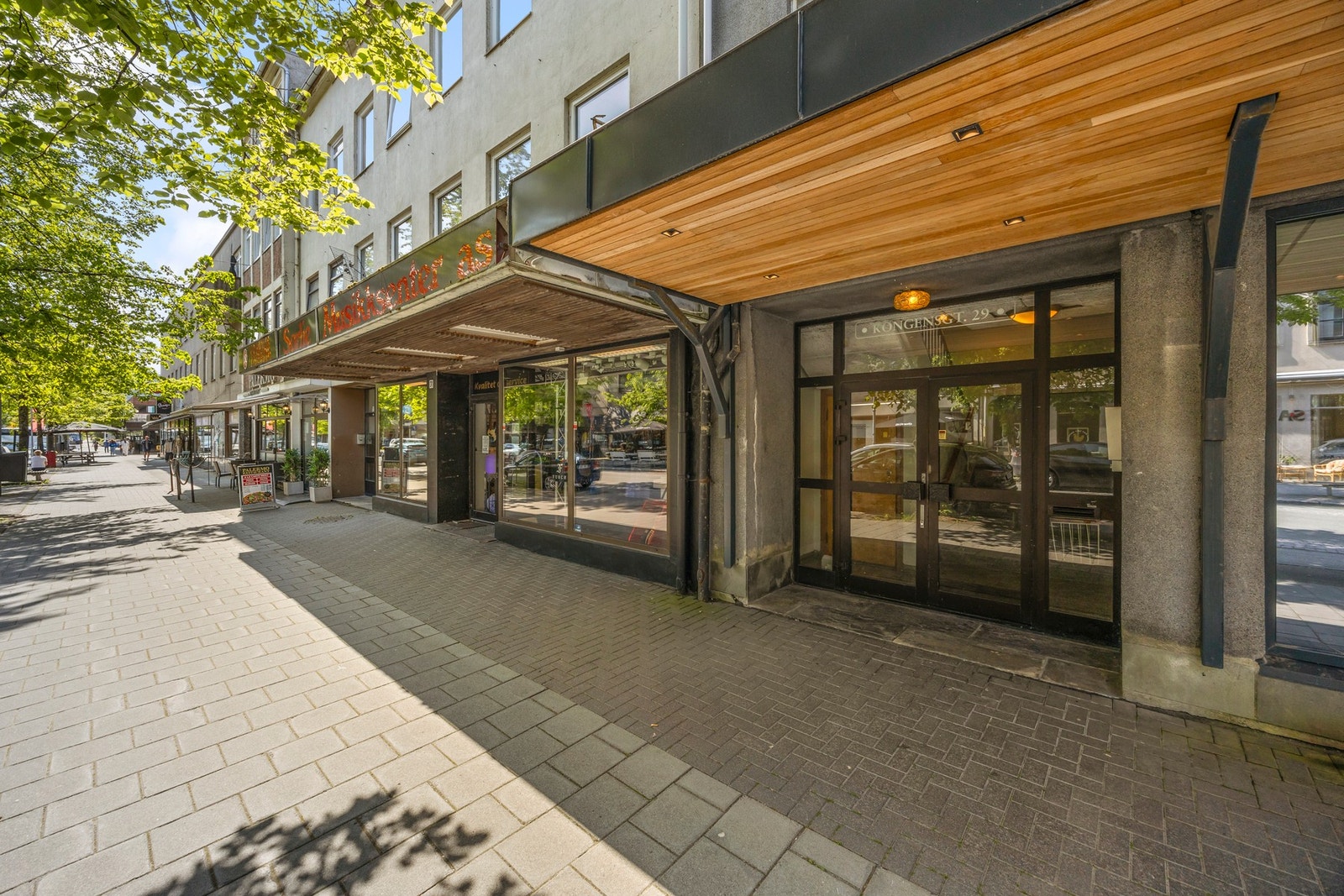 Umiddelbar nærhet til matbutikk, restauranter, kino, kulturhus, m.m. Galleribilde