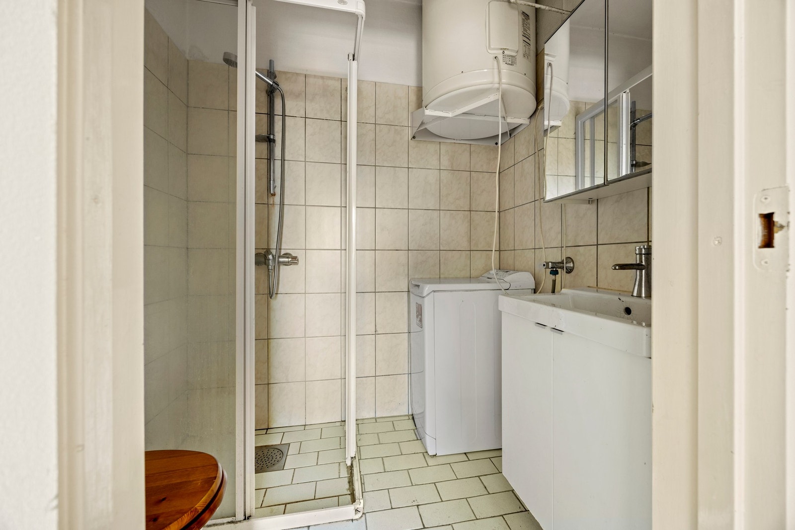 Bad - 2,5 kvm. Utstyrt med dusj, servantskap, toalett og opplegg for vaskemaskin Galleribilde