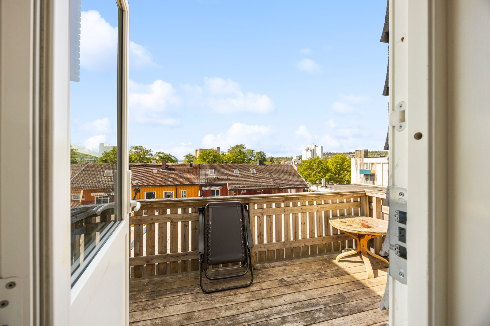 Balkong - 6 kvm. Her kan man nyte sol og utsikt over byen Galleribilde