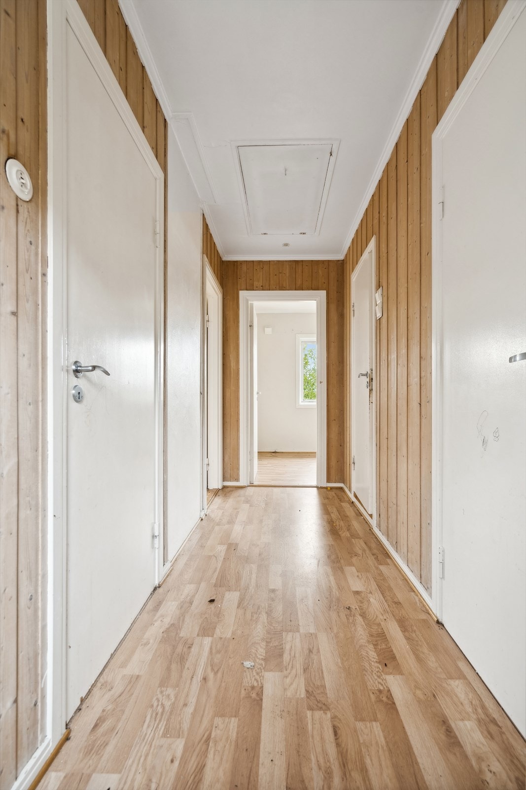 Gang i 2. etasje med adkomst til soverommene. Luke i taket til koffertloft. Galleribilde