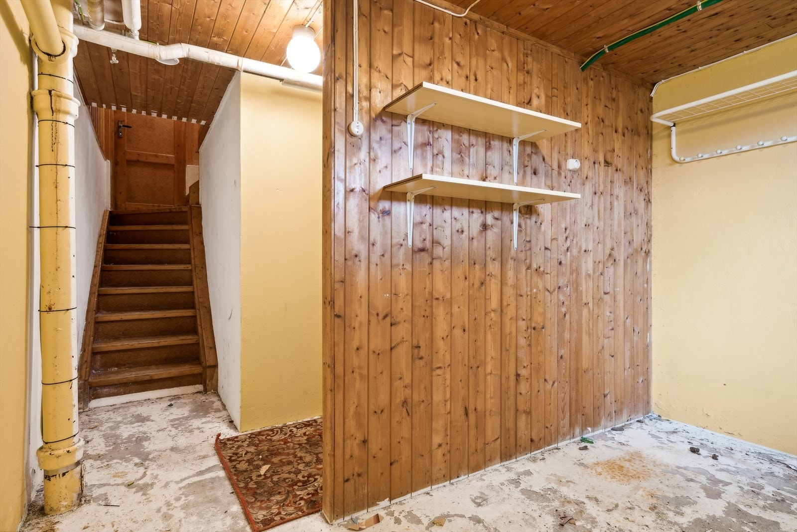 Kjelleren har vegger med malt betong og panel, samt grov betonggulv. Galleribilde