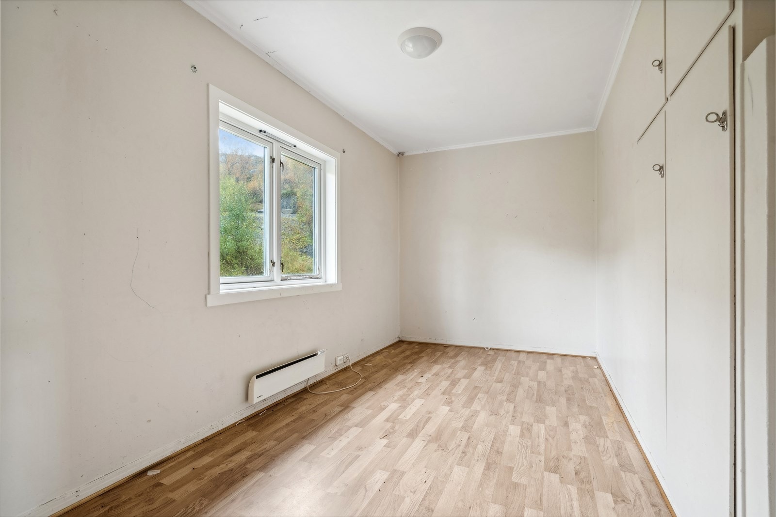 Plass til garderobeskap langs vegg gir praktisk oppbevaringsløsning. Galleribilde