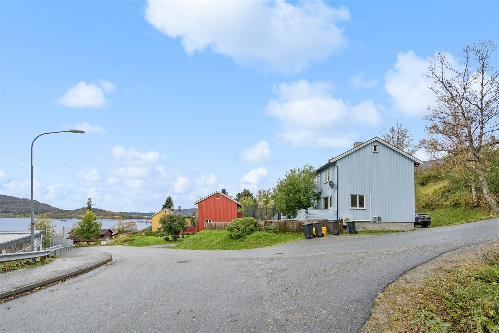 Eiendommen har enkel adkomst via stikkvei fra Spildervika med parkering ved boligen. Galleribilde