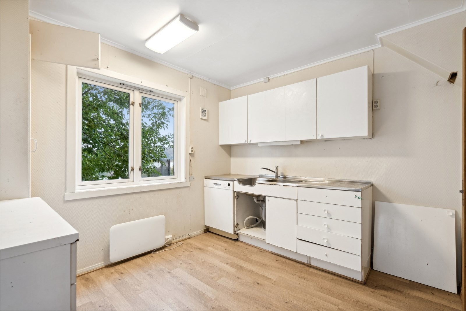 Kjøkkenet er romslig. Dagens innredning er slitt og klar for utskifting. Galleribilde