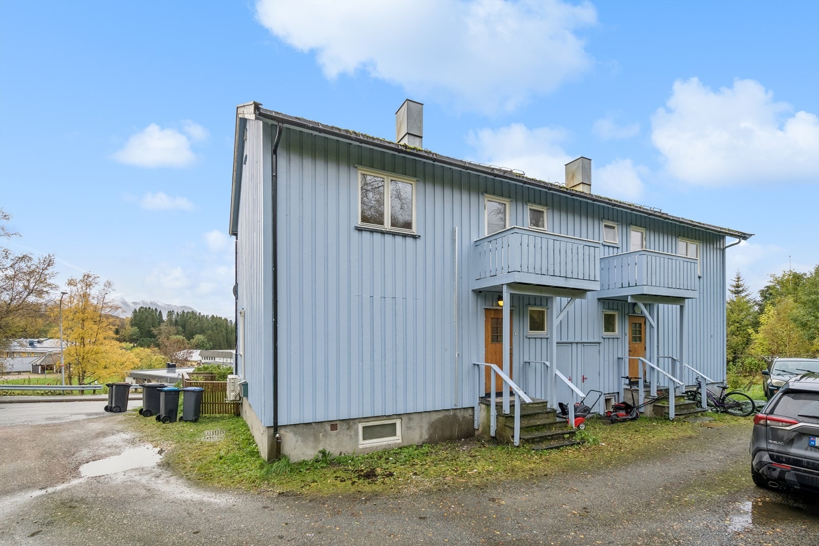 Enkel adkomst til boligen med parkering like utenfor. Galleribilde