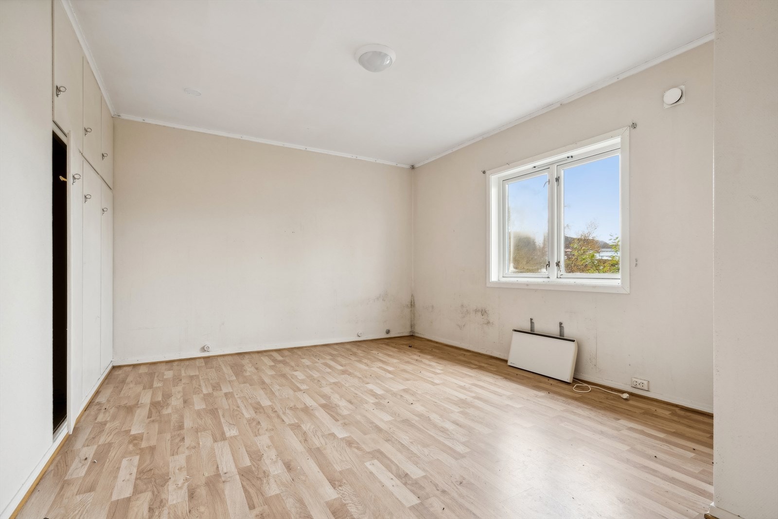 Rommet har behov for oppgradering av overflater, inkludert vegger og gulv. Galleribilde