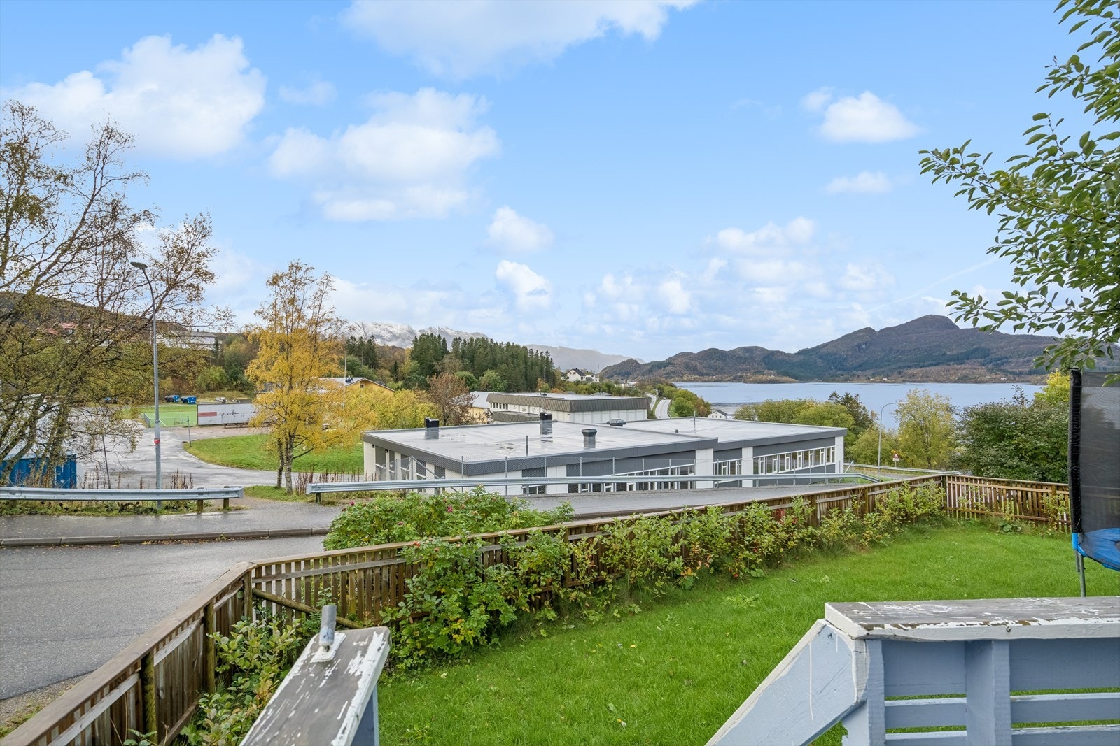 Utsikt mot fjorden gir en naturskjønn beliggenhet. Galleribilde