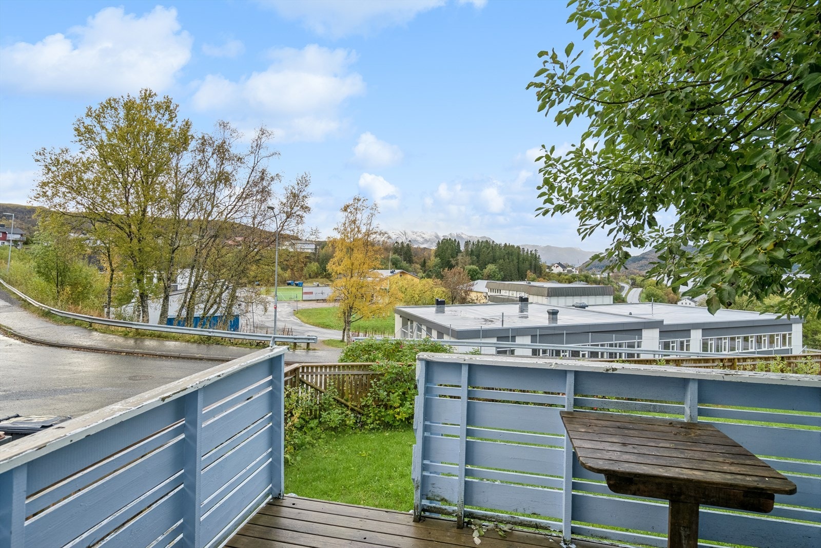 Fra terrassen er det utsikt mot det lokale skolesenteret og omkringliggende natur. Galleribilde