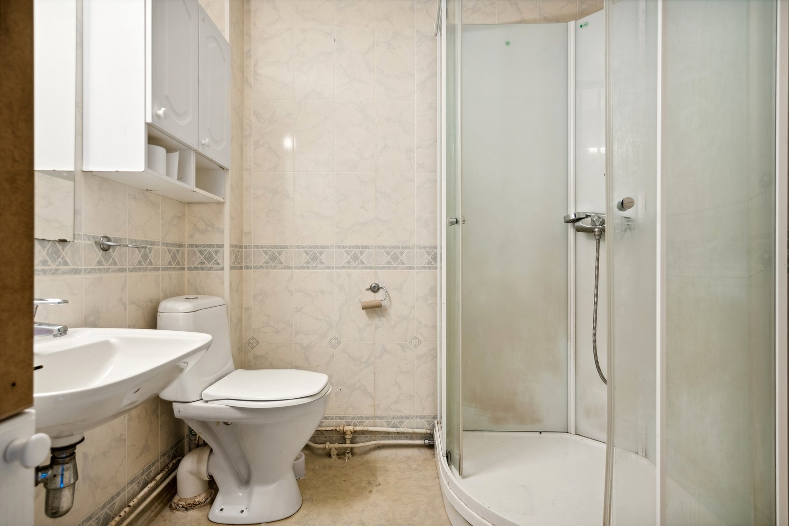 Baderommet er utdatert og trenger oppussing for å møte dagens krav til standard. Galleribilde