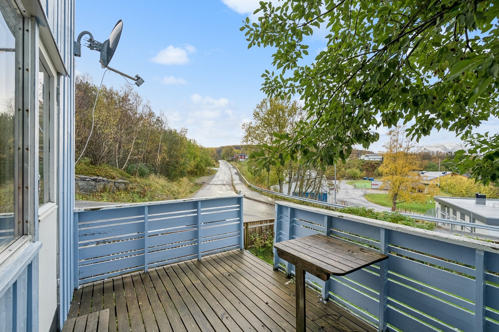 Terrassen har utsikt mot nærliggende grøntområder. Galleribilde