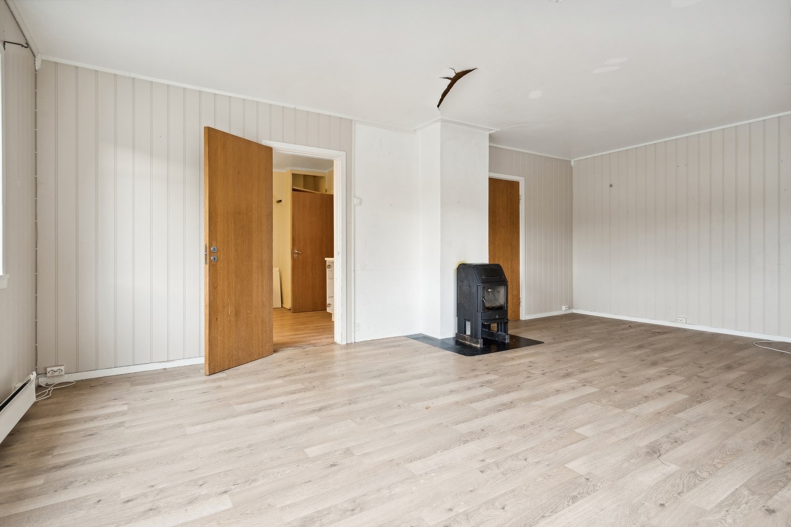 Direkte forbindelse til entréen gir praktisk tilgang til øvrige rom i boligen. Galleribilde