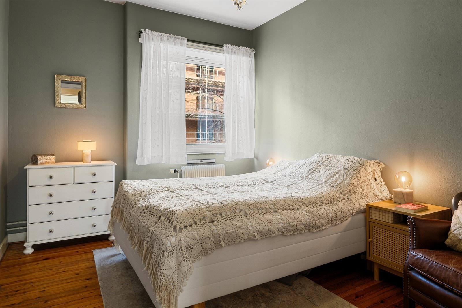 Stort og romslig soverom. Leiligheten har gjennomgående store vindusflater som slipper inn rikelig med naturlig lys. Galleribilde