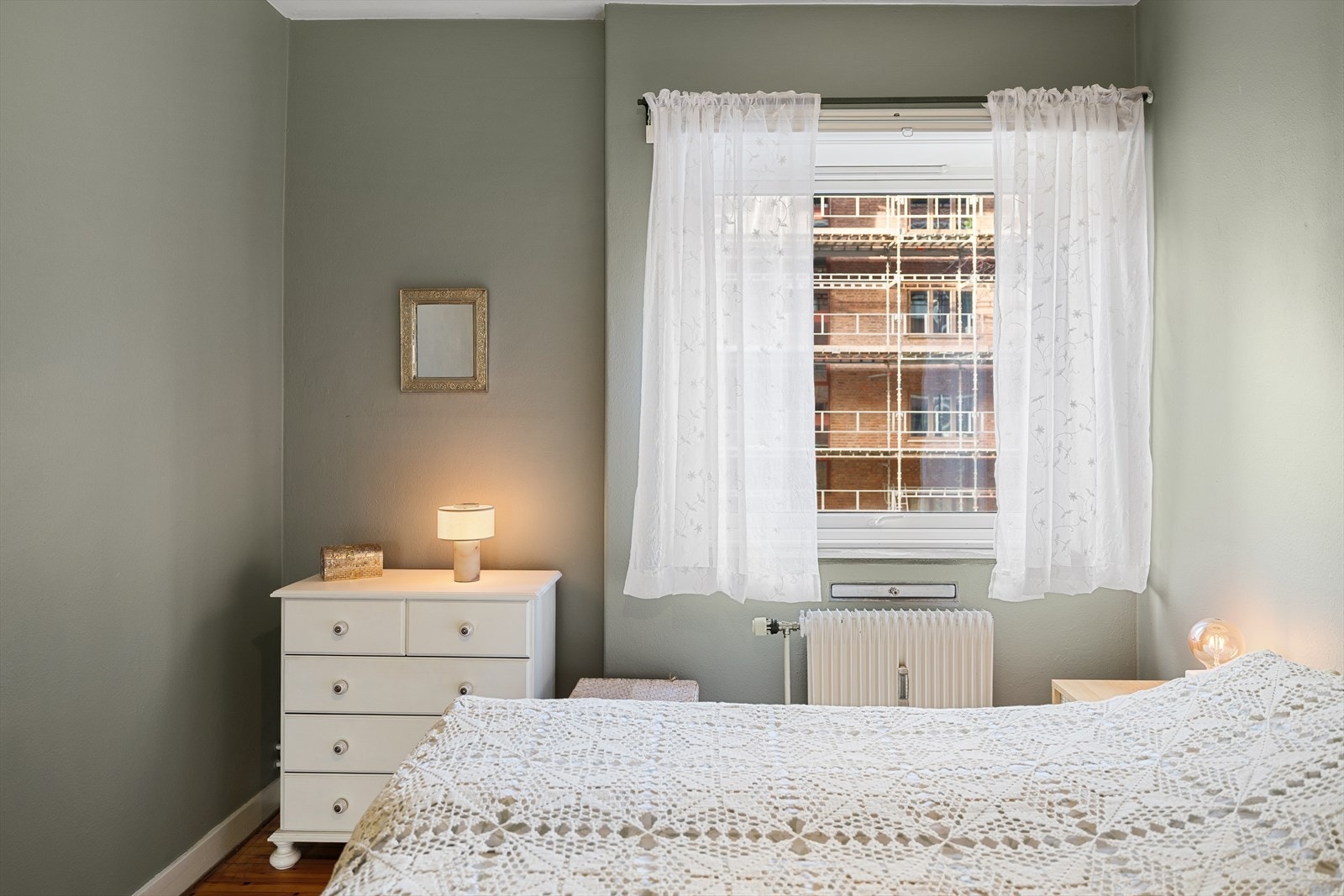 Soverommet vender mot bakgård. Galleribilde